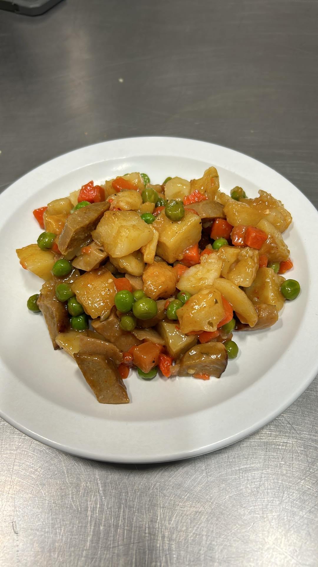 Assiette de repas accompagnée de légumes